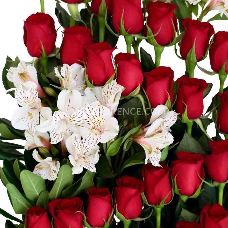 Romántico arreglo de 24 rosas rojas