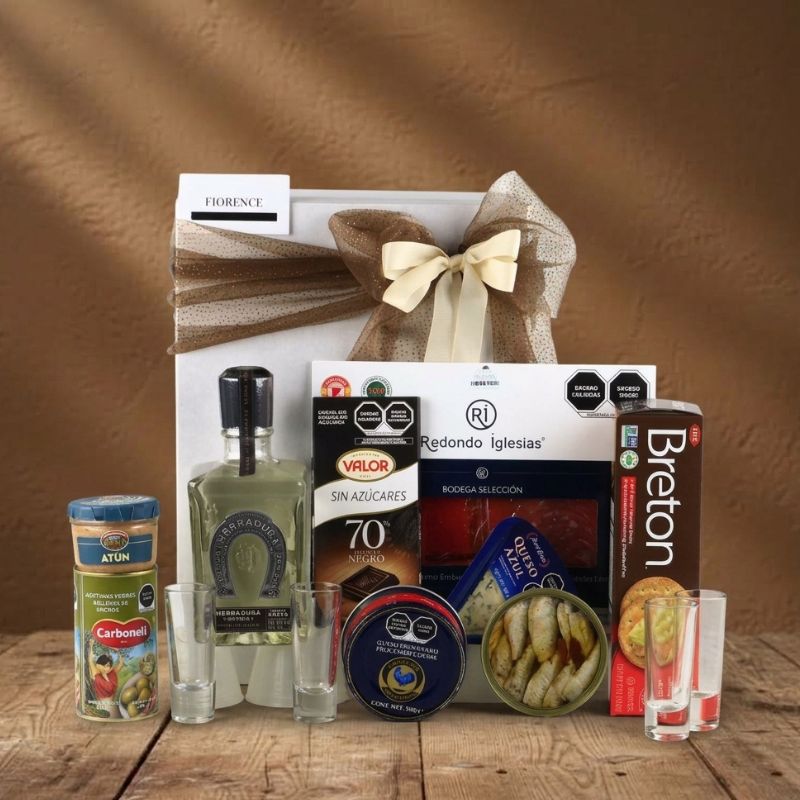 Caja Gourmet con Tequila Herradura Reposado y Charcutería Premium