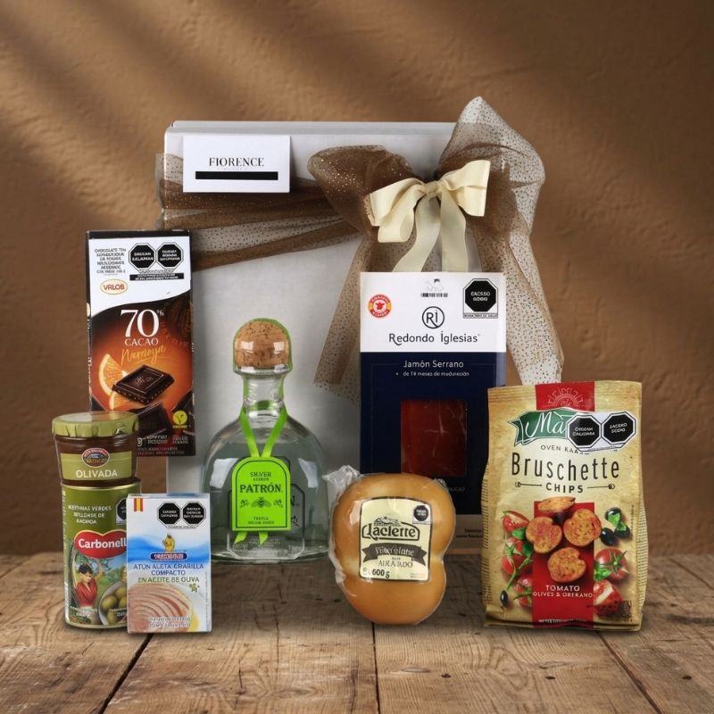 Caja Gourmet con Tequila Patrón Silver Cristalino y Botanas Premium