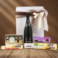 Caja de Regalo con Vino Blanco Espumoso Freixenet, Galletas y Chocolates