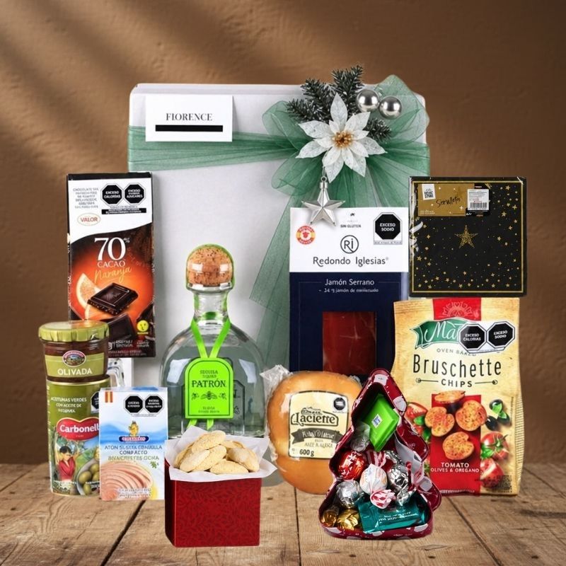 Caja Navideña Gourmet con Tequila Patrón Silver Cristalino y Botanas Premium