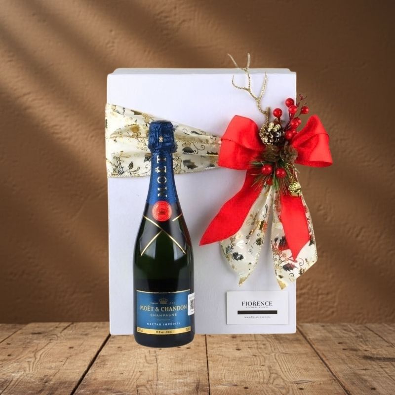Christmas Gourmet Set "Champagne & Serrano" Luxury Gift Box: Moët & Chandon Nectar Imperial & Premium Pairing