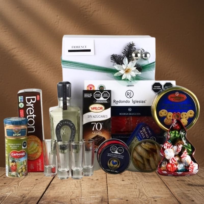 Caja Navideña Gourmet con Tequila Herradura Añejo Cristalino y Charcutería Premium