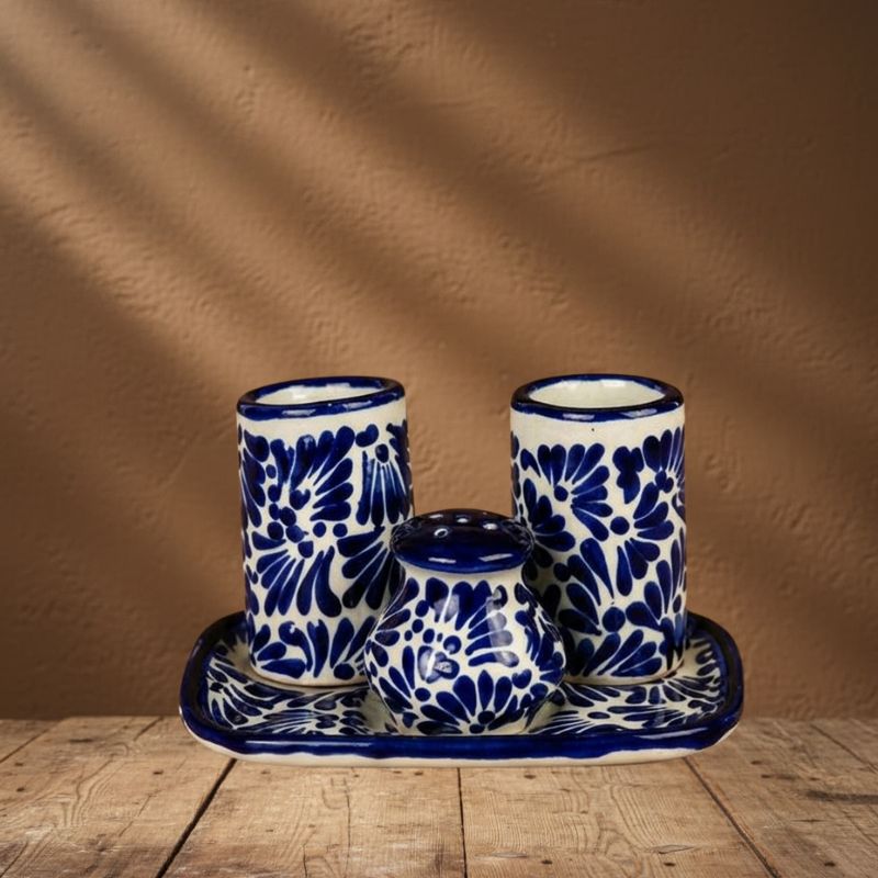 Caja de Regalo Navideña con Tequila 1800 Añejo y Tequileros de Talavera