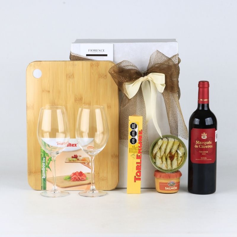  "Rioja & Tapas" Gourmet Gift Box: Marqués de Cáceres & Bamboo Board
